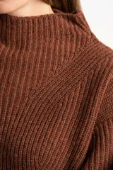 Sweater de punto acanalado color marrón, con cuello alto tipo polera y mangas largas de corte ancho. Posee un diseño oversize confeccionado en mezcla de lana.