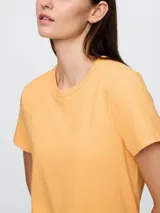 Remera básica de manga corta y cuello redondo color rosa pálido.