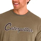 Remera verde militar de manga corta con cuello redondo y logo de Caterpillar estampado en el pecho.
