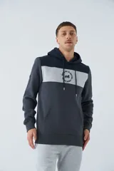 Buzo canguro de felpa gris oscuro con capucha ajustable, bolsillo canguro y logo estampado en el pecho. Tiene una banda horizontal gris claro en la parte superior del pecho y los hombros.