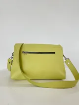 Cartera bandolera negra de cuero con correa ajustable y múltiples compartimentos.