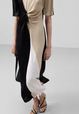 Vestido midi tricolor de viscosa, con manga corta japonesa, cuello barco y frunce en el delantero.