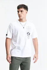 Remera blanca de manga corta con corte oversize y estampado con dibujos geométricos y un mapamundi.
