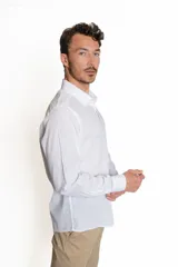 Camisa de vestir rosada de lino y algodón, de manga larga y corte clásico.