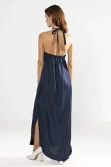 Vestido largo azul marino con escote halter y espalda descubierta. Confeccionado en lino italiano con hilo metalizado.