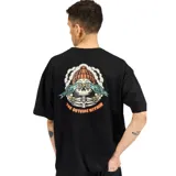 Remera negra de manga corta con estampado pequeño en el pecho y corte clásico.