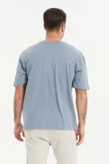 Remera negra de algodón con cuello redondo y mangas cortas.