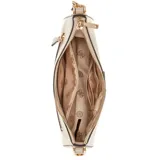 Cartera Guess modelo Daryna II, color blanco hueso, confeccionada en poliuretano con textura lisa. Tiene correa de hombro fina y rígida, cierre superior con cremallera, logo triangular dorado en el frente y charm colgante con logo de la marca.