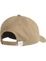 Gorra de béisbol color beige con logo metálico de Calvin Klein en el lateral.
