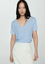 Camiseta celeste de lino con cuello en V y mangas cortas.