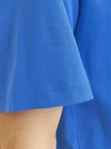 Camiseta azul de manga corta y cuello redondo con logo de Jack & Jones estampado en el pecho.