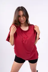 Remerón negro de corte holgado con cuello redondo y mangas cortas con dobladillo.