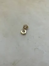 Par de aros dorados con forma de tuerca hexagonal y cierre tipo argolla.