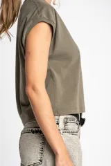 Remera color verde militar, corte crop, con mangas cortas y cuello redondo.