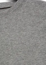 Remera gris de corte clásico, con cuello redondo y mangas cortas.