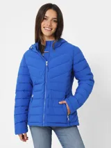 Campera acolchada azul eléctrico con cierre frontal, cuello alto con capucha ajustable y bolsillos laterales.
