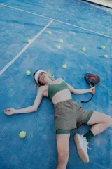 Short deportivo de corte suelto, color verde oscuro, diseñado para actividades físicas.