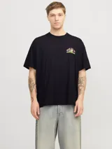 Camiseta negra de manga corta con cuello redondo y corte holgado. Estampa pequeña en el pecho con la frase "Book You Up! Originals Fight Business".