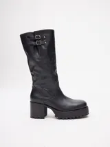 Bucanera de cuero vacuno color negro, con punta cuadrada, taco de madera de 7cm y detalle de hebillas al final de la caña.