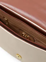 Cartera bandolera de cuero color marrón con textura tipo cocodrilo. Tiene correa ajustable, cierre con hebilla y broche a presión, y bolsillo interno con cierre.