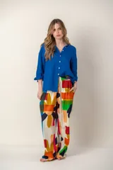 Pantalón de corte recto con cintura elastizada y estampado abstracto multicolor.