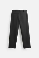 Pantalón chino negro slim fit confeccionado en tejido técnico de secado rápido. Cuenta con bolsillos frontales y traseros de vivo. Cierre frontal con cremallera y botón.