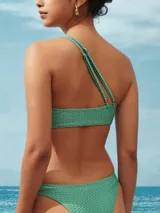 Top de bikini bandeau color verde agua con textura arrugada y un solo tirante con hebilla circular. Incluye copas removibles.