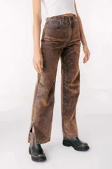 Pantalón de jean celeste de corte recto con aberturas en el ruedo.