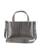 Cartera de cuero color gris plomo, con doble asa corta y correa larga regulable y desmontable. Tiene logo metálico de la marca en el frente y tiracierre personalizado. El interior está forrado con tela estampada y tiene un bolsillo aplicado.