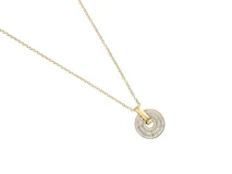 Collar de acero con baño dorado, cadena de eslabones finos y dije colgante compuesto por tres círculos concéntricos engastados con circones.