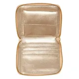 Billetera pequeña Guess Laurel con cierre de cremallera, color beige con estampado del logo de la marca en relieve y detalles dorados.