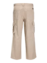 Pantalón cargo color beige de pierna ancha con fit amplio y tiro medio alto. Cuenta con bolsillos delanteros, traseros y laterales, cierre con cremallera y puños doblados.