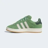 Championes Adidas Campus 00s color verde con las tres tiras laterales en blanco.