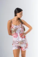 Pijama de seda estampada, compuesto por musculosa con escote en V y espalda recta, y short con elástico en la cintura. Puede incluir detalle de puntilla en el escote.