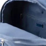 Mochila azul de poliéster con doble cierre superior, dos bolsillos frontales con cierre, dos bolsillos laterales abiertos, correa regulable y herrajes plateados.