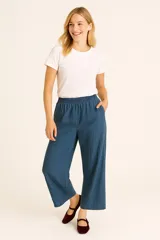 Pantalón capri azul grisáceo de corte recto con cintura elástica.