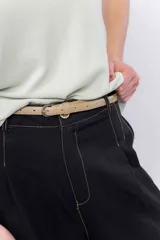 Pantalón negro de corte ancho y fluido, tiro medio con presillas para cinturón, bolsillos laterales funcionales y pinzas delanteras.
