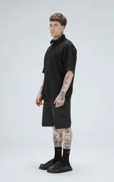 Camisa negra de manga corta con textura floral en relieve y cuello clásico.