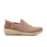 Zapatillas casuales Skechers Slip-Ins Arya Swiftly color rosa con cordones elásticos fijos, capellada de punto elástico, plantilla acolchada Skechers Air-Cooled Memory Foam y suela de tracción flexible.