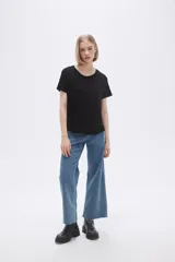 Remera blanca de viscosa con cuello redondo y apliques de strass.
