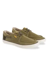Zapato náutico marrón con cordones y suela blanca.