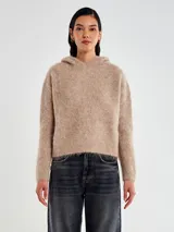Sweater de punto con capucha, color beige claro, de textura peluda y suave, con corte cropped.