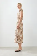 Maxi falda con estampado animal print en tonos beige y marrón.