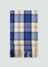 Bufanda rectangular con flecos en los extremos, con estampado de cuadros en tonos azul, beige y marrón.
