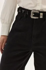 Jean recto de tiro medio, color negro, con textura sutil de animal print en relieve.