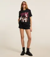 Remera negra de algodón con estampa frontal de las Spice Girls y estampa trasera con los nombres de las integrantes.