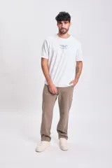 Pantalón de jean estilo carpintero, color taupe, de corte recto y holgado.