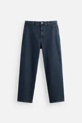 Pantalón de jean azul oscuro, corte recto, confeccionado en denim de algodón y lyocell. Cuenta con bolsillos frontales y traseros de vivo. Cierre frontal con cremallera y botón.