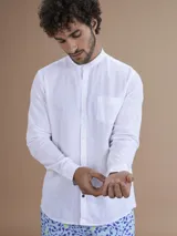 Camisa blanca de lino y algodón con cuello mao y manga larga.