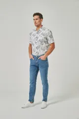 Pantalón de jean azul de corte slim fit.